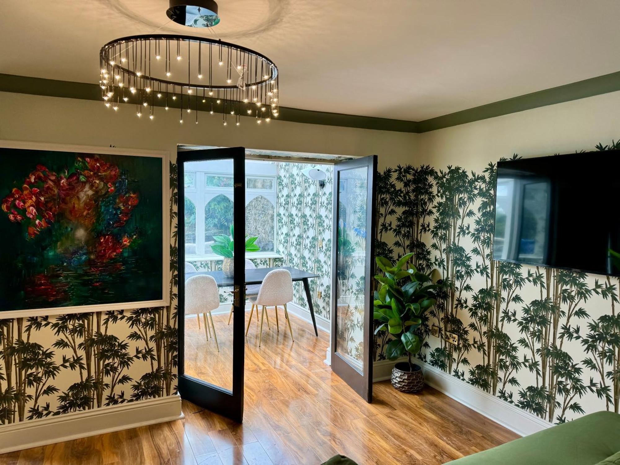 The Coach House On Lane Apartment *