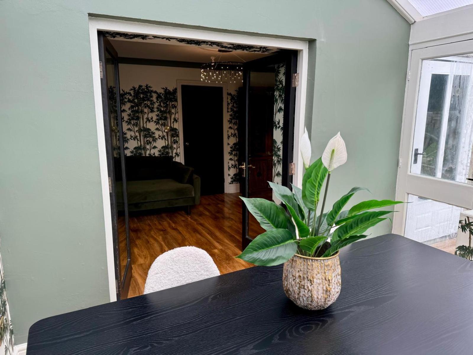 The Coach House On Lane Apartment *